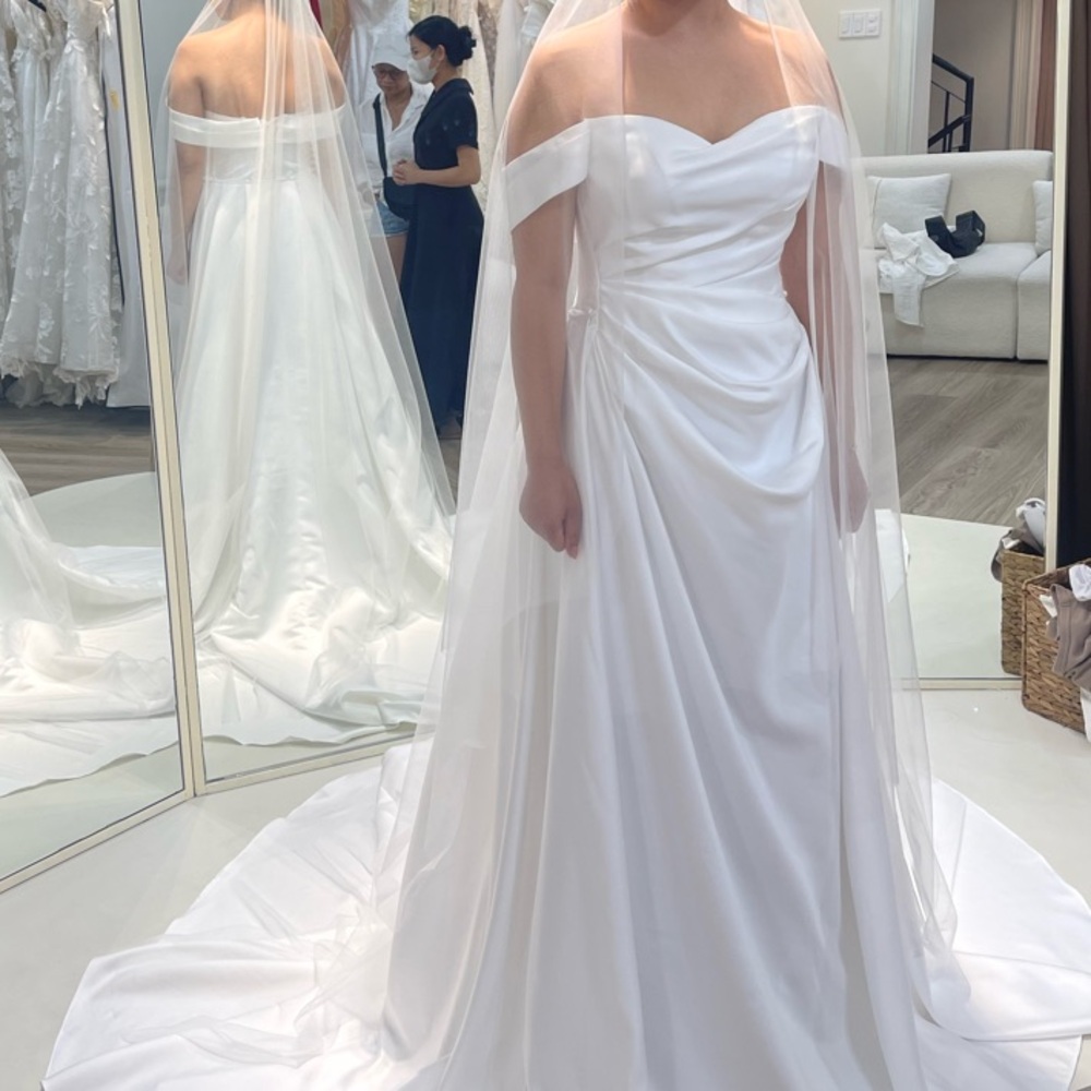 Elegant Off-Shoulder Wedding Dress with Detachable Skirt